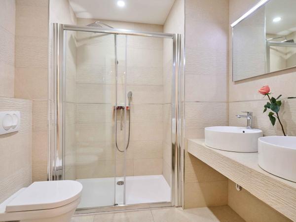 Best location Rooms : photo 9 de la chambre chambre double avec salle de bains privative