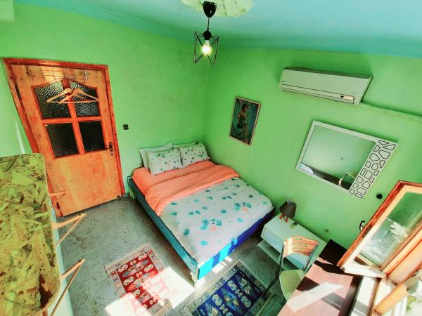 hostel vague : photo 3 de la chambre chambre double avec salle de bains commune