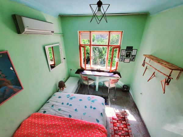 hostel vague : photo 5 de la chambre chambre double avec salle de bains commune