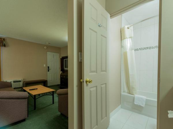 Howard Johnson by Wyndham Downtown Kamloops : photo 9 de la chambre suite lit king-size - non-fumeurs
