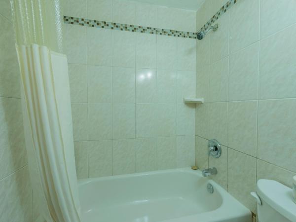 Howard Johnson by Wyndham Downtown Kamloops : photo 6 de la chambre chambre lit queen-size - non-fumeurs