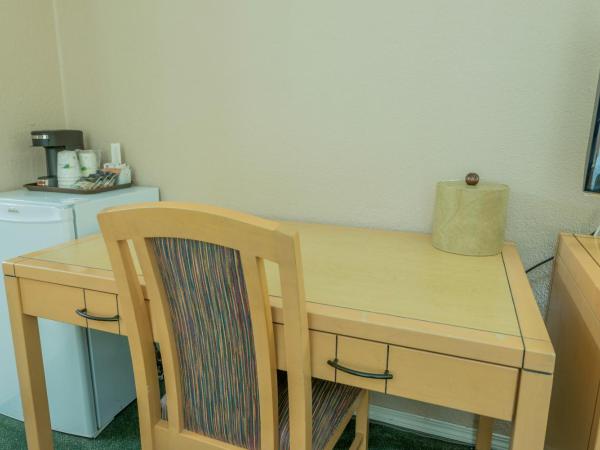 Howard Johnson by Wyndham Downtown Kamloops : photo 2 de la chambre studio lit queen-size - non-fumeurs