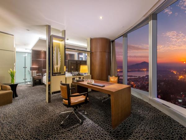 InterContinental Nanjing, an IHG Hotel : photo 4 de la chambre chambre lit king-size classique - vue sur lac