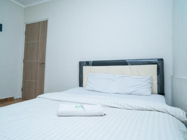 77 Guest House Serpong Mitra RedDoorz : photo 2 de la chambre chambre double standard