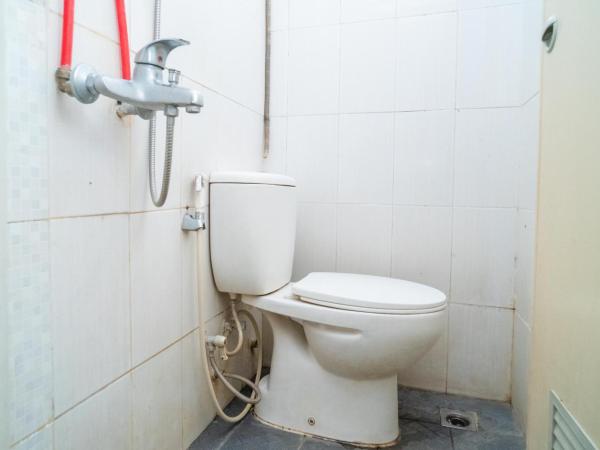 77 Guest House Serpong Mitra RedDoorz : photo 8 de la chambre chambre double standard