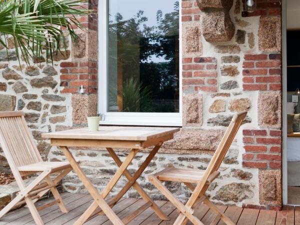 Hôtel Les Costans, The Originals Relais : photo 9 de la chambre chambre double supérieure avec terrasse - vue sur jardin