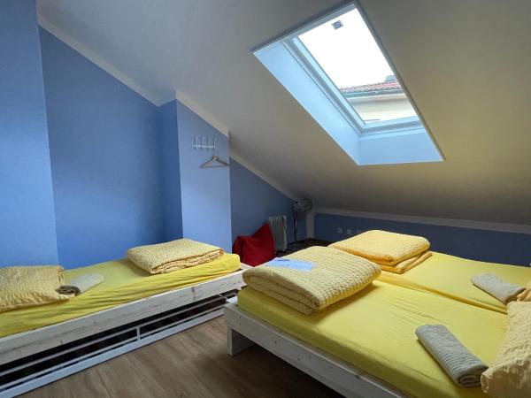 Pardo Bar : photo 2 de la chambre chambre triple avec salle de bains privative séparée