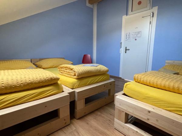 Pardo Bar : photo 3 de la chambre chambre triple avec salle de bains privative séparée