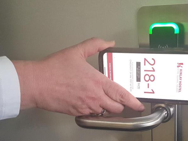 Kinlay Hostel Eyre Square : photo 2 de la chambre lit dans un dortoir mixte de 8 lits avec salle de bains commune