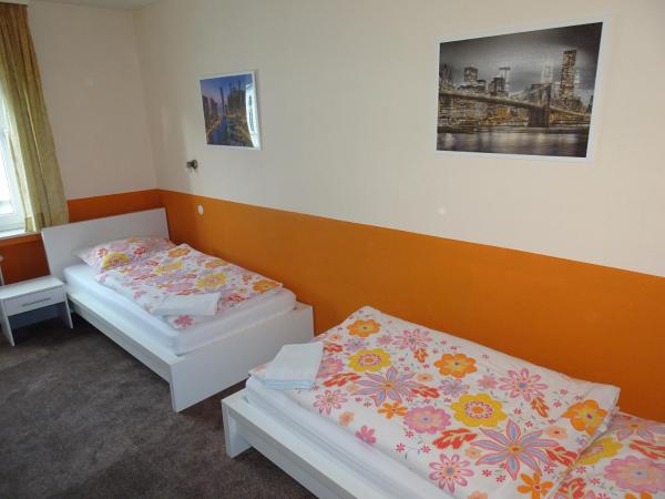 Gästehaus Grupello : photo 8 de la chambre chambre lits jumeaux avec salle de bains commune