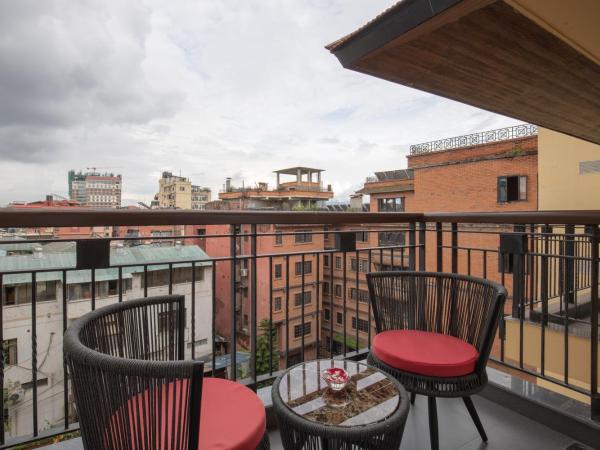 Ramada Encore by Wyndham Kathmandu Thamel : photo 6 de la chambre deluxe king room,with balcony and city view - non smoking (10% off on food and soft beverages)