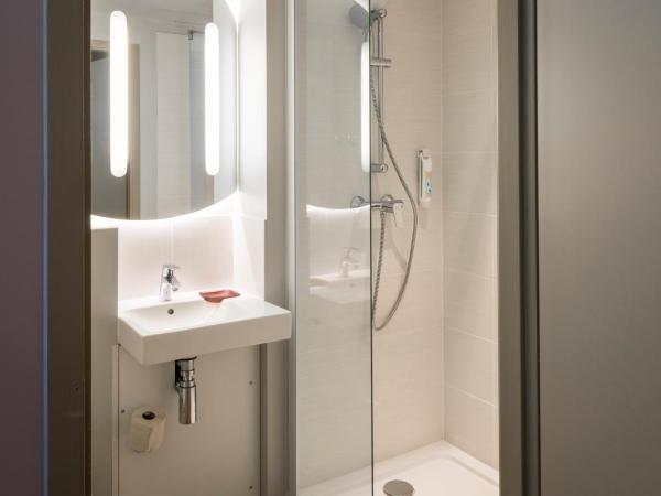 Ibis Budget Sallanches : photo 2 de la chambre chambre triple avec lit superposé