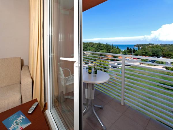 Hotel Albatros Plava Laguna : photo 3 de la chambre chambre supérieure avec balcon - côté mer