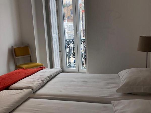 Be Lisbon Hostel Intendente : photo 1 de la chambre chambre lits jumeaux avec salle de bains privative