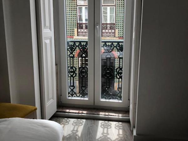 Be Lisbon Hostel Intendente : photo 4 de la chambre chambre lits jumeaux avec salle de bains privative