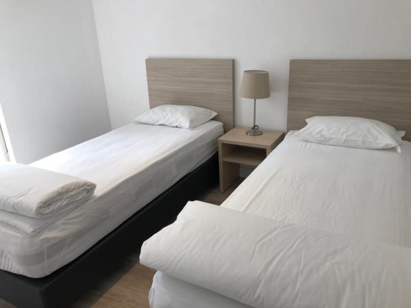 Be Lisbon Hostel Intendente : photo 7 de la chambre chambre lits jumeaux avec salle de bains privative