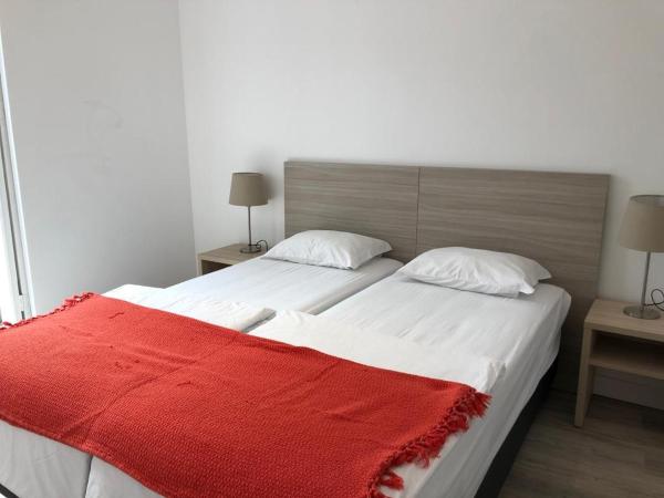 Be Lisbon Hostel Intendente : photo 9 de la chambre chambre lits jumeaux avec salle de bains privative