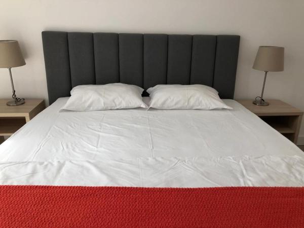 Be Lisbon Hostel Intendente : photo 4 de la chambre chambre double avec salle de bains privative