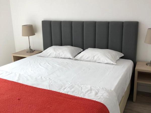 Be Lisbon Hostel Intendente : photo 6 de la chambre chambre double avec salle de bains privative