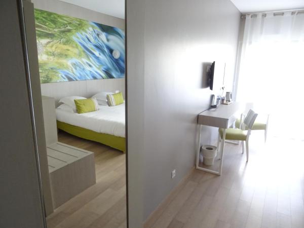 Domaine de la Petite Isle - Luberon : photo 1 de la chambre chambre double ou lits jumeaux deluxe - vue sur rivière