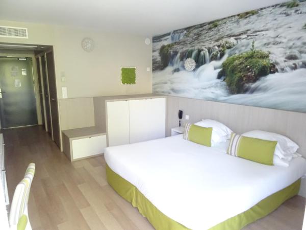 Domaine de la Petite Isle - Luberon : photo 8 de la chambre chambre double ou lits jumeaux deluxe - vue sur rivière