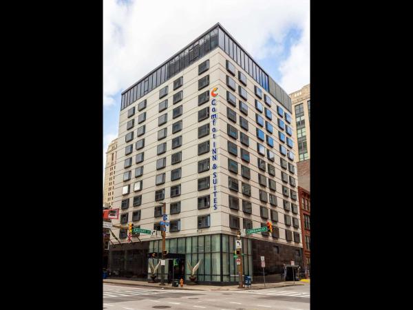 Comfort Inn & Suites Baltimore Inner Harbor : photo 1 de la chambre suite lit king-size avec canapé-lit et vue sur la ville