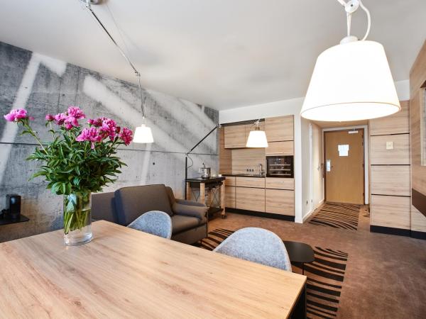 Novotel Kraków City West : photo 5 de la chambre superior suite with queen bed and kitchenette