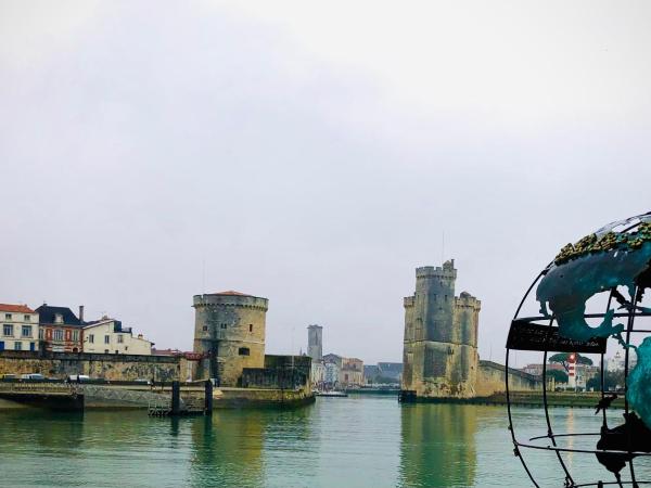Nuit insolite sur un voilier au coeur de La Rochelle : photo 6 de la chambre appartement - vue sur mer