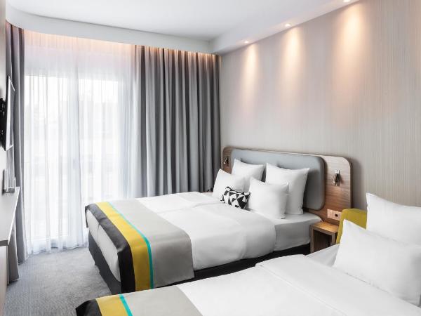 Holiday Inn Express Düsseldorf - Hauptbahnhof, an IHG Hotel : photo 4 de la chambre chambre lit queen-size standard avec canapé