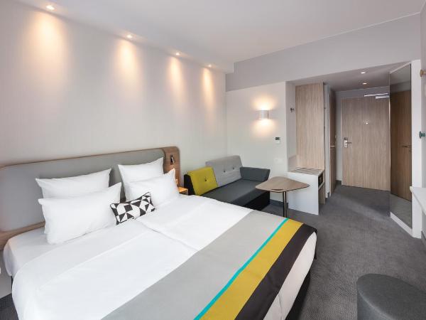 Holiday Inn Express Düsseldorf - Hauptbahnhof, an IHG Hotel : photo 1 de la chambre chambre lit queen-size standard avec canapé