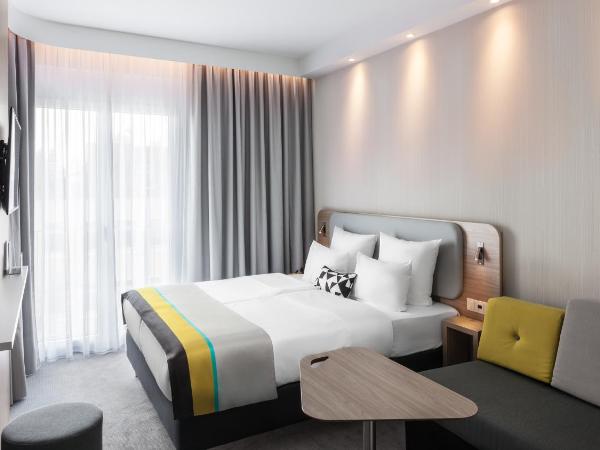 Holiday Inn Express Düsseldorf - Hauptbahnhof, an IHG Hotel : photo 5 de la chambre chambre lit queen-size standard avec canapé
