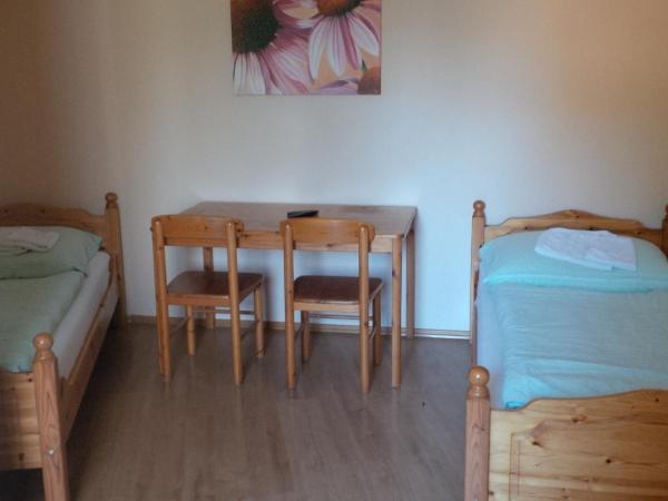 Frühstückspension Stefanie : photo 4 de la chambre chambre quadruple avec salle de bains privative