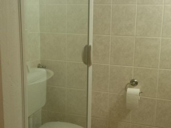 Frühstückspension Stefanie : photo 5 de la chambre chambre quadruple avec salle de bains privative