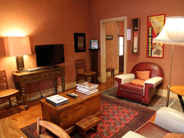 North Adelaide Heritage Cottages & Apartments : photo 2 de la chambre suite lit queen-size avec baignoire spa