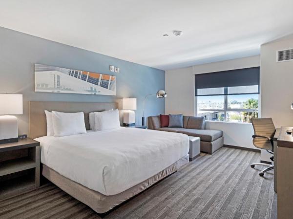 Hyatt House LA - University Medical Center : photo 2 de la chambre cabinet de travail avec lit king-size