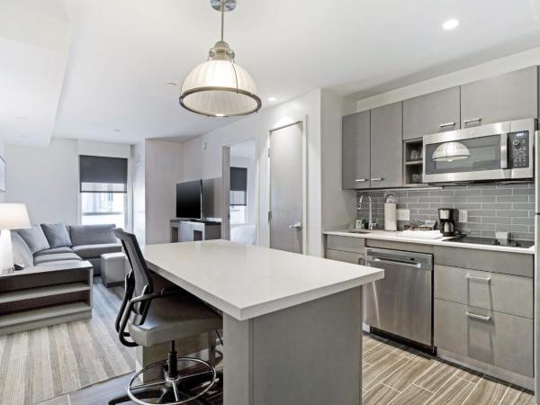 Hyatt House LA - University Medical Center : photo 2 de la chambre suite 1 chambre lit king-size avec canapé-lit et cuisine