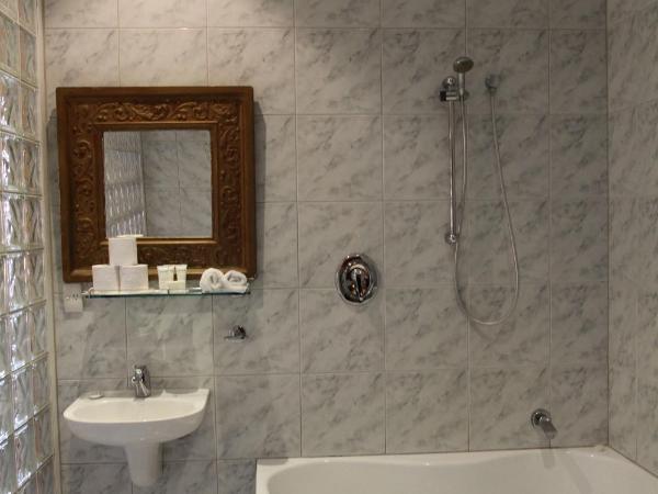 North Adelaide Heritage Cottages & Apartments : photo 7 de la chambre suite lit queen-size avec baignoire spa