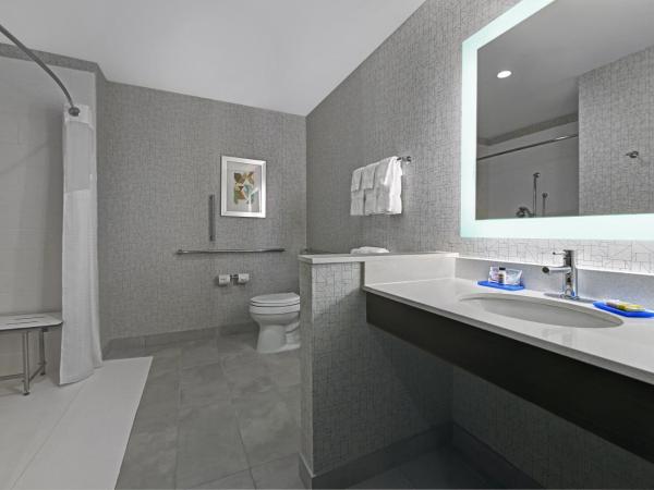 Holiday Inn Express & Suites Memorial - CityCentre, an IHG Hotel : photo 3 de la chambre chambre lit king-size standard avec douche accessible en fauteuil roulant - adaptée aux personnes à mobilité réduite