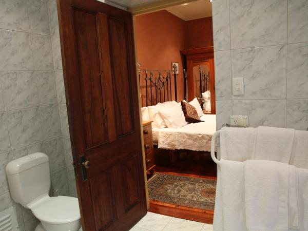 North Adelaide Heritage Cottages & Apartments : photo 9 de la chambre suite lit queen-size avec baignoire spa