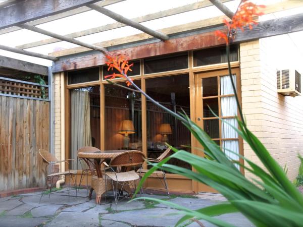 North Adelaide Heritage Cottages & Apartments : photo 10 de la chambre suite king spa