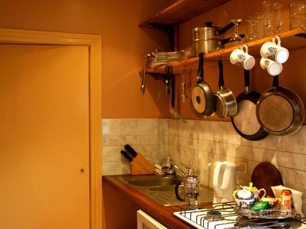 North Adelaide Heritage Cottages & Apartments : photo 6 de la chambre suite king spa