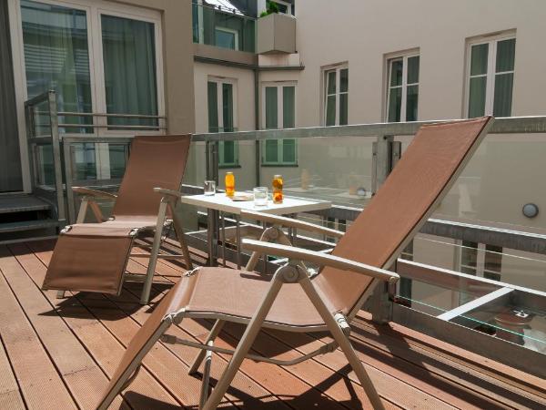 Safestay Vienna Margaretenviertel : photo 3 de la chambre chambre double suprieure avec terrasse prive