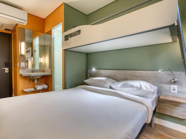 ibis budget BH Savassi : photo 1 de la chambre standard triple room with one double bed and one bunk bed