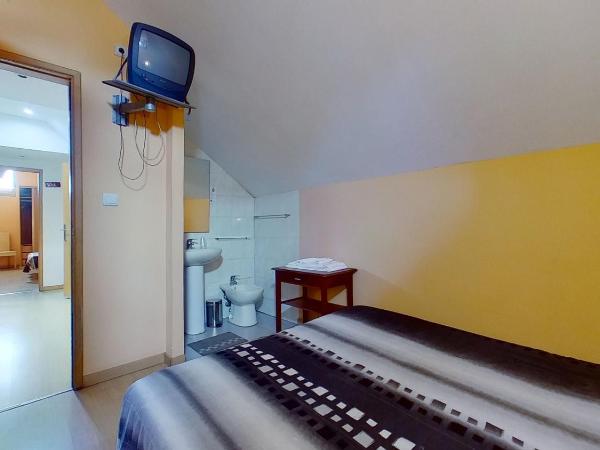 Guest House Estrela : photo 2 de la chambre chambre double avec salle de bains commune