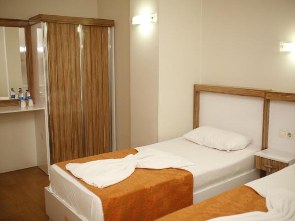 Özhan Hotel : photo 2 de la chambre chambre quadruple avec balcon