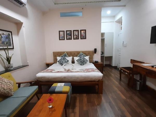 Lakeside Inn Ratanada : photo 2 de la chambre chambre lit king-size - vue sur lac