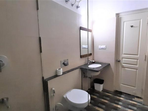 Lakeside Inn Ratanada : photo 5 de la chambre chambre lit king-size - vue sur lac