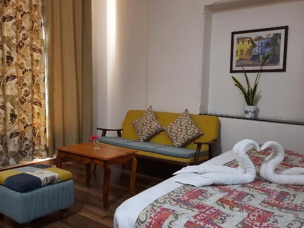 Lakeside Inn Ratanada : photo 3 de la chambre chambre lit king-size - vue sur lac