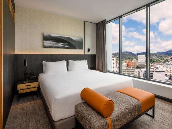 Mövenpick Hotel Hobart : photo 7 de la chambre nipaluna suite city views with one king bed