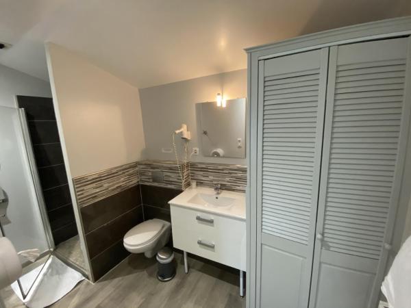 Logis Hôtel L'Oliveraie : photo 3 de la chambre chambre triple